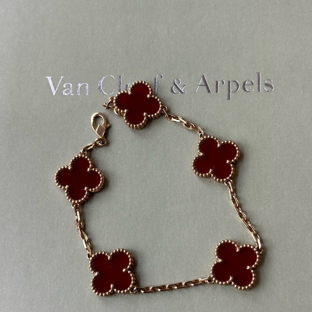 Van Cleef Vintage Alhambra Bracelet 18k yellow gold, carnelian